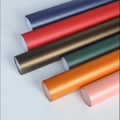 Un buen precio. Papel de cartón perlado de doble cara en colores variados para fabricantes de papel en línea