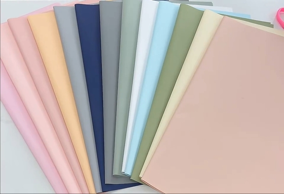Un buen precio. Papel de flores de plástico opaco coreano engrosado 57cm*57cm ±5% Personalizado para Sinowrap Fashion en línea