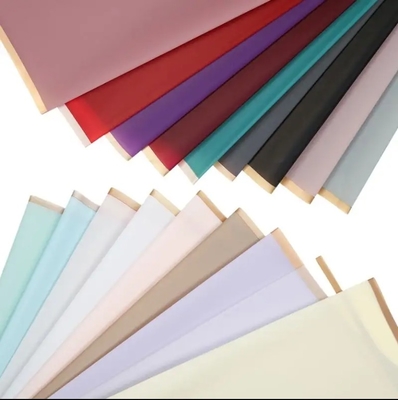 Un buen precio. Papel de embalaje de flores de plástico de mate coreano impermeable para envases de ramos de flores en línea