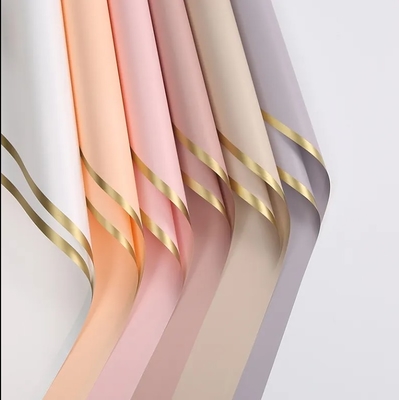 Buen precio Papel de envoltura de flores de plástico de borde dorado multicolor impermeable espesado para flores frescas en línea
