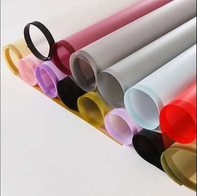 Buen precio Papel de envoltura de floristas de color personalizado plástico de envoltura de flores de borde mate a prueba de agua en línea
