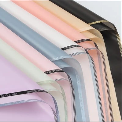 Buen precio Papel de envoltura de flores de lujo Papel de embalaje de regalo impermeable y reciclable con borde de amor en línea