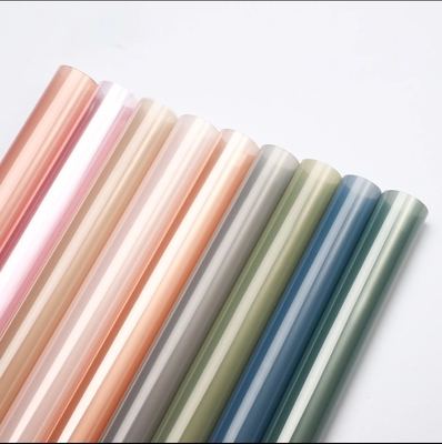 Un buen precio. Papel de vidrio de colores de alta transparencia para Navidad, papel de envoltura de flores resistente al agua con recubrimiento en línea