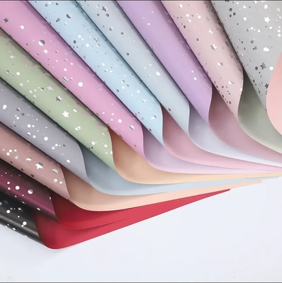 Buen precio Papel de embalaje impermeable de cielo estrellado brillante avanzado de dos colores engrosado para flores frescas en línea