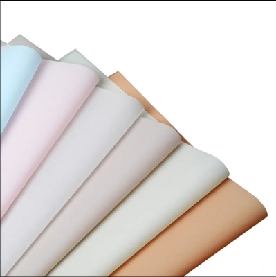 Un buen precio. 2024 Papel de envoltura para floristas a granel directo de fábrica Film de envoltura para flores frescas a prueba de agua en línea