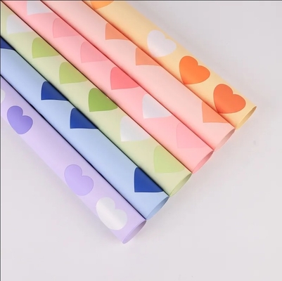 Un buen precio. 2024 Nueva llegada Venta caliente Impresión de corazón de alta calidad Colorida Florista resistente al agua Boquete Papel de envoltura Mayorista en línea