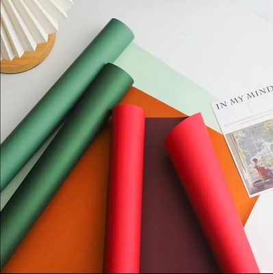 Un buen precio. Papel de color sólido Papel de embalaje de flores Papel a prueba de agua Florista Bouquet Papel de embalaje para flores frescas en línea