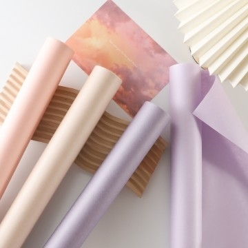 Papel de colores múltiples Papel Kraft espesado de flores de boda Material de embalaje con buena dureza y diseño de color puro