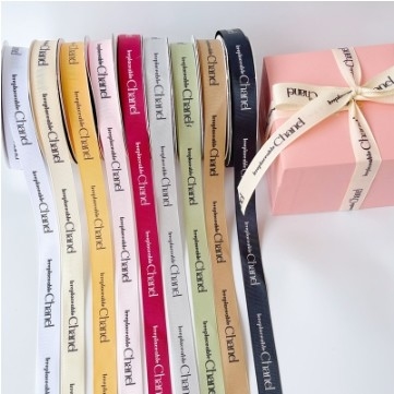 Un buen precio. Alta tenacidad y decoración de color sólido con una sola cara cinta de envoltura de regalo de poliéster con técnicas de tejido en color personalizado en línea