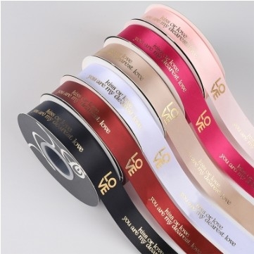 Un buen precio. Cinturón de poliéster Inglés Envasado de flores Cinturón para bricolaje Decoración de ramos 2,5 cm Amor Estampado de oro en línea