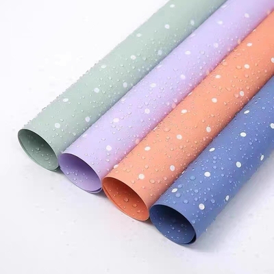 Un buen precio. Papel de embalaje de flores de Polka Dot de doble cara impermeable para el embalaje de flores de papel Ouya en 58cm * 58cm Tamaño personalizado en línea