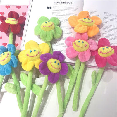Un buen precio. Bouquet de girasol de varios colores rosa creativa cortina de flores abrazadera muñeca de peluche regalo de boda con diseño de peluche en línea