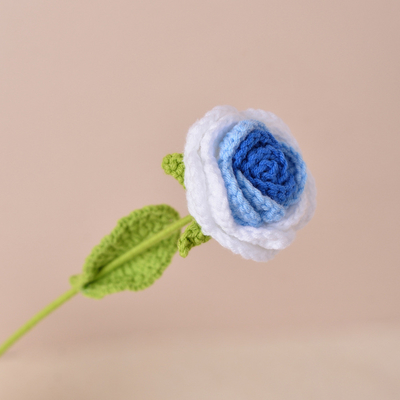 Un buen precio. Flores artificiales de rosa de punto hechas a mano, ramo floral de gancho, tejido de hilo de bricolaje, arreglo de flores de gancho hecho a mano en línea