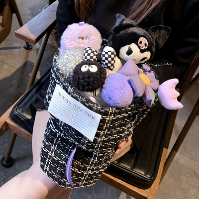 Un buen precio. Buquete de muñeca de regalo de Halloween Kuromi Muñeca de peluche terminada cabeza de calabaza dibujos animados Buquete de cumpleaños regalo para novia en línea