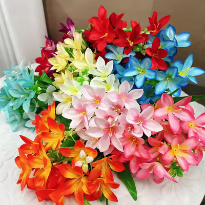 Un buen precio. Fabricantes Venta directa del ramo de flores de lirio artificial en venta caliente Decoración para el hogar Fiesta de bodas Falso ramo de flores en línea