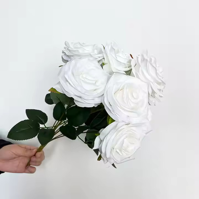 Un buen precio. Decoración de pared de roses artificiales de nuevo diseño en línea