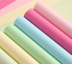 Un buen precio. Papel de embalaje en forma de ramo de piel de vaca, nuevo y espeso en línea