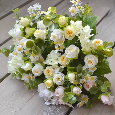 Un buen precio. Venta al por mayor de seda rosas únicas Bouquet de flores de flores artificiales Rose Bouquet de flores para la decoración de bodas en línea