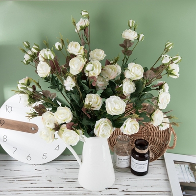 Un buen precio. Rosas artificiales de varias cabezas para decoración del hogar flores artificiales para bodas en línea