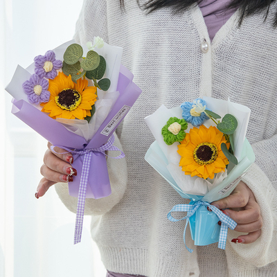 Un buen precio. Bouquets hechos a mano de flores de girasol, bouquets de flores terminados, regalos de festivales en línea