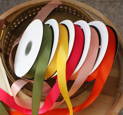 Un buen precio. Cinturón de poliéster de color sólido de alta densidad de un solo lado de 2,5 cm cinta de decoración de pastel cinta de embalaje de flores cinta de cinta en línea