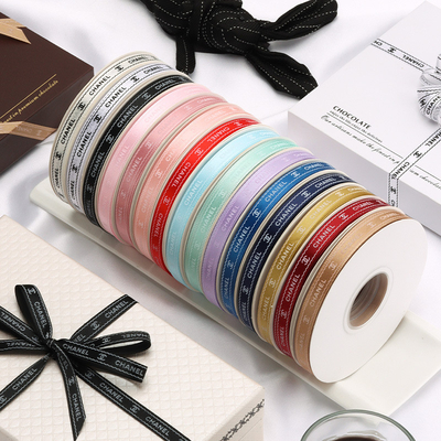 Un buen precio. 1cm Pequeña cinta de poliéster impresa con fragancia Logotipo personalizado Embalaje de flores Cinta de color Cinta de pastel de cumpleaños en línea