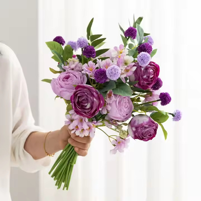 Un buen precio. Venta al por mayor de flores de rosas artificiales Bouquets Floras de boda de seda Bouquets para la decoración de la fiesta de bodas en línea