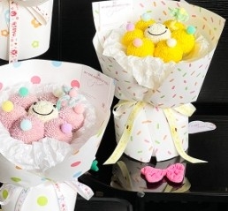 Un buen precio. Papel de envasado de piel de vaca espeso, de flores lúdicas y coloridas en línea