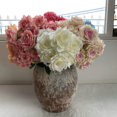 Un buen precio. Rosas artificiales, recuerdos de fotos de flores falsas, decoración de la casa de la boda en línea