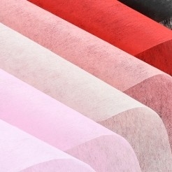 Un buen precio. Papel de embalaje de flores de color único con revestimiento de tejido no tejido en línea