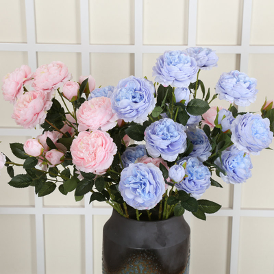 Un buen precio. La sala de estar del hotel está decorada con arreglos florales con peonías artificiales en línea