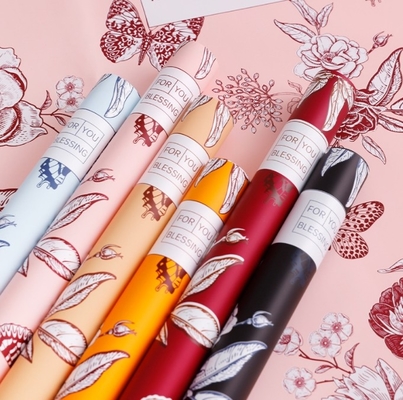 Un buen precio. Papel de envoltura de flores para el período de floración de las mariposas, material para los ramos, embalaje resistente al agua de las flores, papel para los ramos del Día de la Mujer en línea