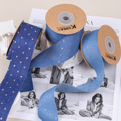 Un buen precio. Puntos de oro y plata planchados, correas de denim, accesorios para el cabello, materiales hechos a mano, regalos, envases de flores, zapatos, flores, sombreros de hierba, arcos, cintas en línea