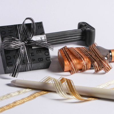 Un buen precio. Bordo dorado, borde plateado, gasa de nieve a rayas, gasa de borde, cinta de sección media, embalaje de regalo de flores DIY, cinta de boda, cinta de colores en línea