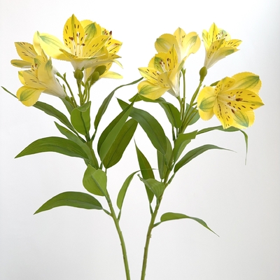 Un buen precio. Un rollo de flores de lujo para la sala de estar y la mesa de comedor con narcisos simulados. en línea