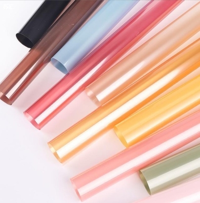 Un buen precio. Papel de embalaje con película de celulosa OPP de color, papel de envoltura para flores, materiales de embalaje para bouquets, materiales impermeables para tiendas de flores en línea