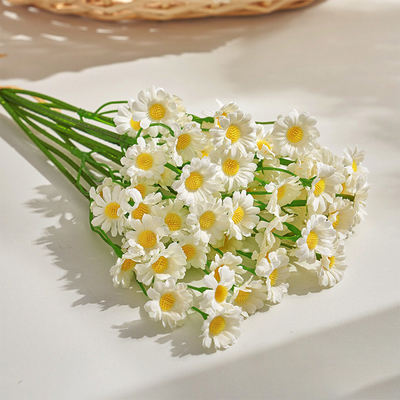 Un buen precio. Venta al por mayor de pequeñas flores artificiales Daisy, decoraciones de mesa de estilo europeo, ramos de manzanilla, flores de arte y flores de seda en línea