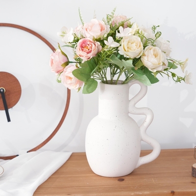 Un buen precio. Rosas de granada simuladas Bouquet terminado Ins estilo Decoración del hogar Flores artificiales Decoración de la escena de la boda Venta caliente a través de las fronteras en línea