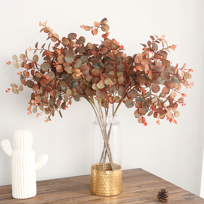 Un buen precio. El escritorio de la serie Keisen Leaf es una planta de simulación de hojas de eucalipto japonesas de otoño en línea