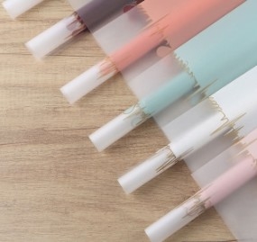 Un buen precio. Papel de embalaje de flores a prueba de agua en línea