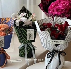 Un buen precio. Material floral impermeable con patrón de cebra, papel de embalaje de flores frescas en línea