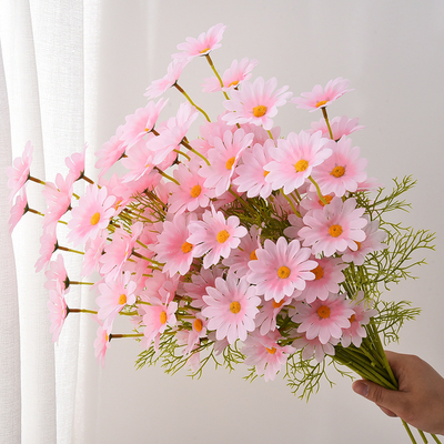 Simulación de flores de manzanilla y romero Decoración de la sala de estar Decoración del hogar Fotografía Requisitos de bodas Flores de mano Falsas Flores