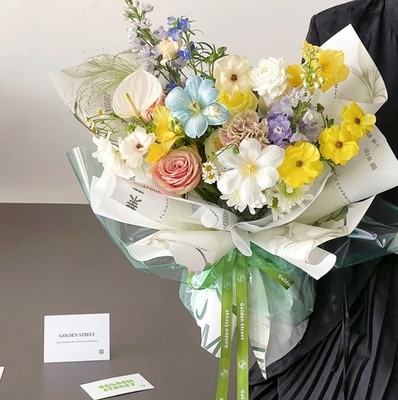 Un buen precio. Película impermeable de gelatina de color, papel de envoltura de arte floral, celofán semitransparente, papel de cristal, material de embalaje de flores, papel vidriado en línea