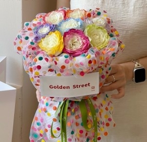 Un buen precio. Papel de embalaje de flores de malla de dopamina con puntos de polka coloridos en línea