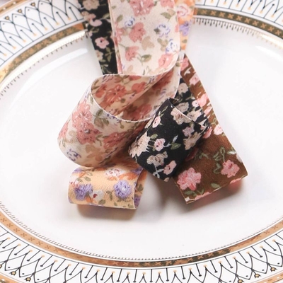 Un buen precio. Dos caras pequeñas floral precio de descuento cinta DIY arco accesorios para el cabello ropa accesorios caja de regalo embalaje accesorios cinta en línea