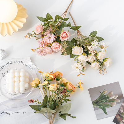 Un buen precio. Perlas de rosas, pequeños ramos, flores artificiales únicas, flores artificiales, plantas verdes, flores de seda para el salón, flores decorativas, adornos y flores en línea