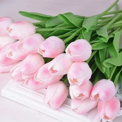 En stock, ofrecemos ramos de tulipanes de alta gama, adornos de flores artificiales de PU, flores artificiales de tulipanes para decoración del hogar e imitaciones de flores de seda.