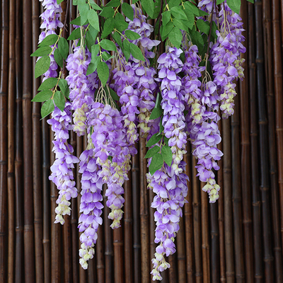 Un buen precio. Simulación de flores gigantes de glicina con ramas largas, flores falsas de plástico, flores de seda, salón interior, tiras colgantes de ratán, decoración fotográfica en línea