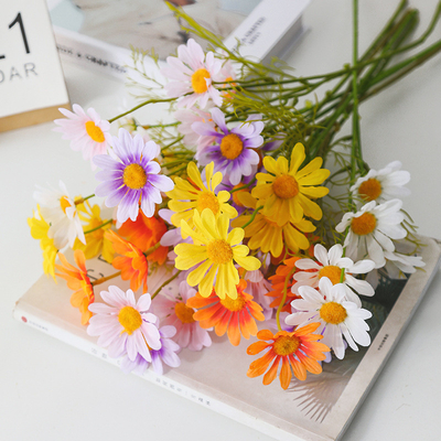 Un buen precio. Simulación de flores con manzanilla, decoración de sala de estar de un centro comercial de flores falsas, ramo de flores, decoración de mesa de flores secas de plástico, pequeña margarita en línea