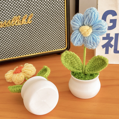 Un buen precio. Regalo de cumpleaños para niñas: pasteles con almidón, pequeñas flores en macetas, decoración de escritorio, lana artificial tejida a mano, flor artificial en línea